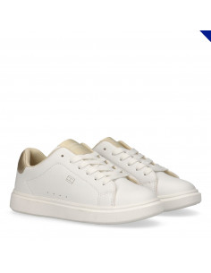 Low Cut Lace-Up Sneaker